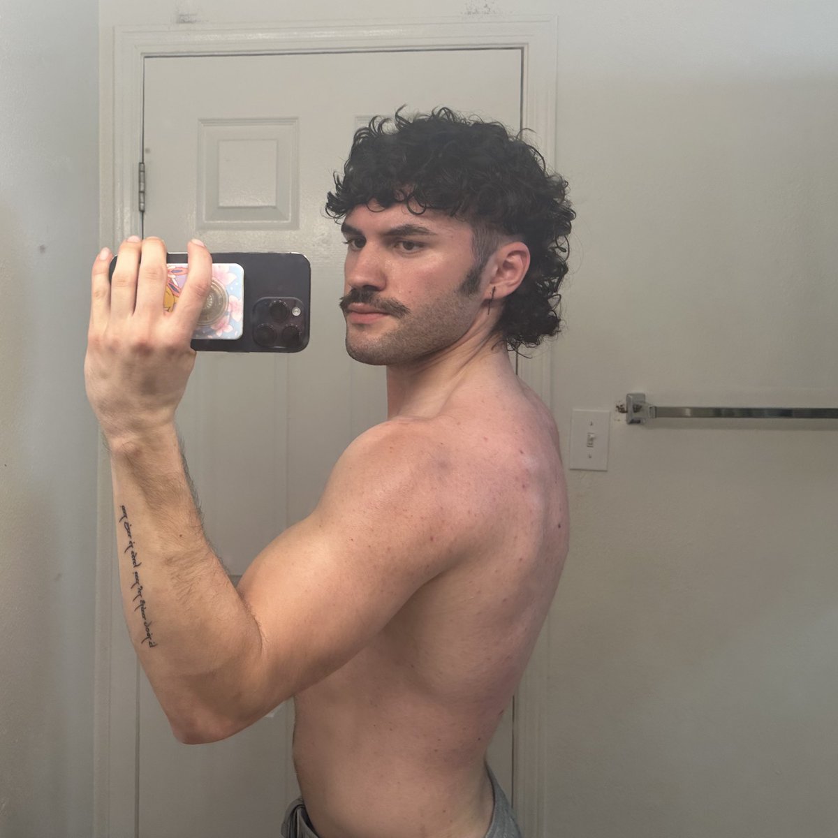 AbiChittin's tweet photo. prettiest boi got to see post workout pics first :3 https://t.co/rIOunv24zY
