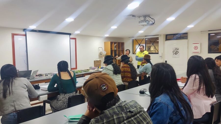 IniciativAndina's tweet photo. 🌿✨ Ciencia, arte y tradición: nos preparamos para el #DíaInternacionalDeLaIlustraciónBotánica 

Junto a la @USFQ_Ecuador trabajamos en ilustraciones que muestran cómo las papas nativas, mashuas y otras plantas subutilizadas se adaptan a la sequía y ayudan al cambio climático. https://t.co/TqZgrJIK1E