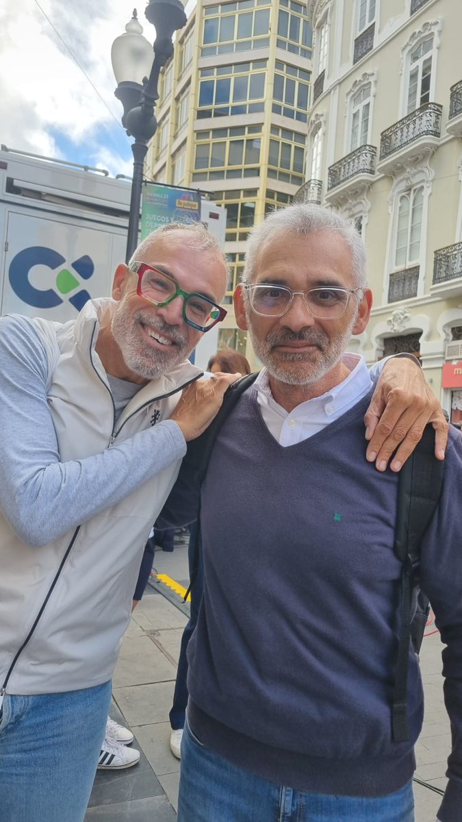 Momentos radiofónicos que no olvidarán mis alumnos ni yo como maestro. De palique es la radio en estado puro. ¡Viva la radio!