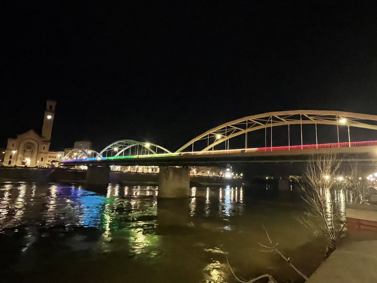 Avui il·luminem amb tots els colors el pont de l'Estat amb motiu del Dia Internacional del Color. Descobreix els colors de #Tortosa  #diainternacionaldelcolor