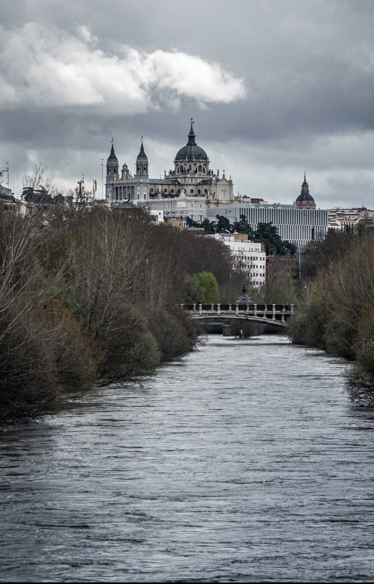 Un fotón de Madrid con el Manzanares a tope
Obra de @CesarVallejoRgz