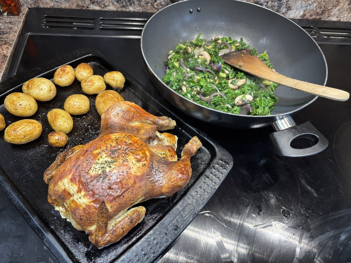 AnnaLongthorp's tweet photo. Winner winner
Most definitely not an @asda chicken
#BackBritishFarming #biteintobritish #lovebritishfood 🇬🇧🇬🇧💪 https://t.co/PmobG4HTEK