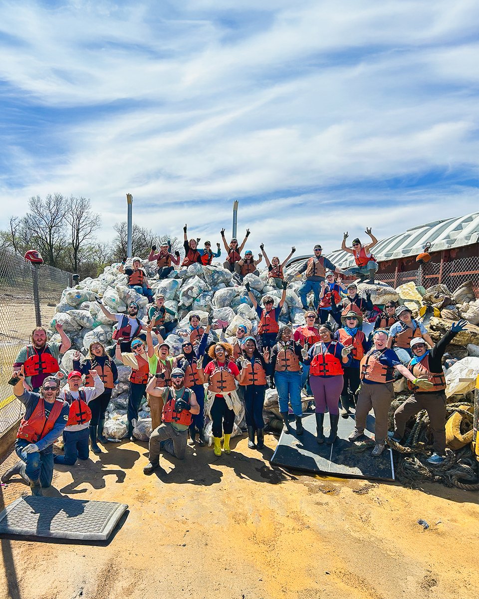 LLandW's tweet image. Y’all, the numbers are in, and we’re blown away.

Thanks to 155 incredible volunteers, we removed 132,620 pounds of garbage from McKellar Lake in Memphis during our 2025 #AlternativeSpringBreak cleanups. That’s over 66 tons of trash in less than three weeks!