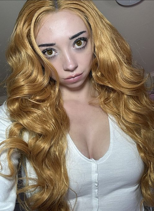 Watch Molly Moon 🌙's leaked NSFW photo on TwXstars