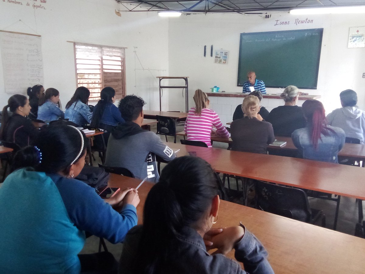 hernestoher1968's tweet photo. Se desarrolla en el IPU Isabel Rubio Días de #SanJuanyMartínez #PinardelRío intercambio con jóvenes docentes, coordinadores y directores noveles en sus cargos pero de excelentes resultados sobre su futura trayectoria. https://t.co/TbmneT5Wzh