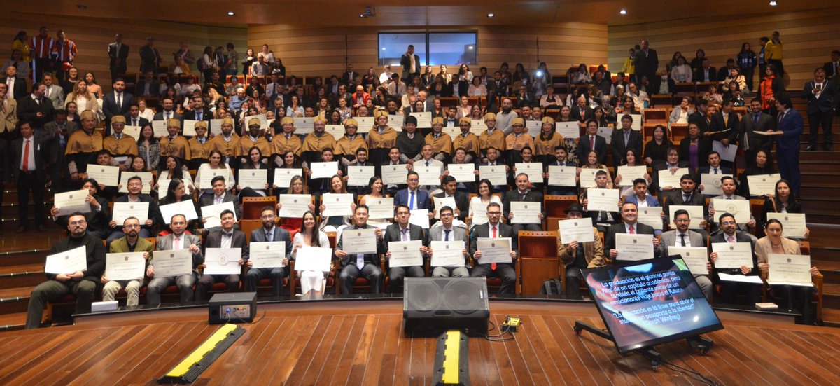 gtarazona1's tweet photo. Hoy tengo nuevamente el orgullo de acompañar una nueva ceremonia de grados de la Facultad de Ingeniería @udistrital y con ello, recordar el camino de esfuerzos, retos y metas alcanzadas durante el proceso formativo de nuestros jóvenes.

Las herramientas educativas que hoy ya poseen, los hará parte del futuro del país y del proceso de transformación social de sus familias y entornos. 

Felicidades a los 300 nuevos profesionales, especialistas, magísters y doctores, que desde ahora son embajadores de nuestra gran comunidad.