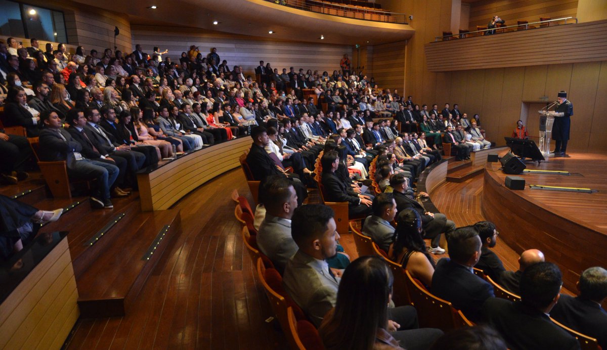 gtarazona1's tweet photo. Hoy tengo nuevamente el orgullo de acompañar una nueva ceremonia de grados de la Facultad de Ingeniería @udistrital y con ello, recordar el camino de esfuerzos, retos y metas alcanzadas durante el proceso formativo de nuestros jóvenes.

Las herramientas educativas que hoy ya poseen, los hará parte del futuro del país y del proceso de transformación social de sus familias y entornos. 

Felicidades a los 300 nuevos profesionales, especialistas, magísters y doctores, que desde ahora son embajadores de nuestra gran comunidad.