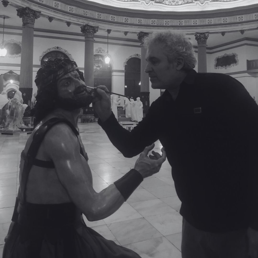 RamosCoronaM's tweet photo. Imágenes de cuando el misterio @Jesus_Despojado participó en ‘Escenas de la Pasión’, en el Casino de la Exposición en Cuaresma 2021.
En la primera foto me podéis ver dando algún retoque final, siempre es un honor poner a punto piezas que hice con tanto cariño y esfuerzo como esta https://t.co/cD4tKbU3h6