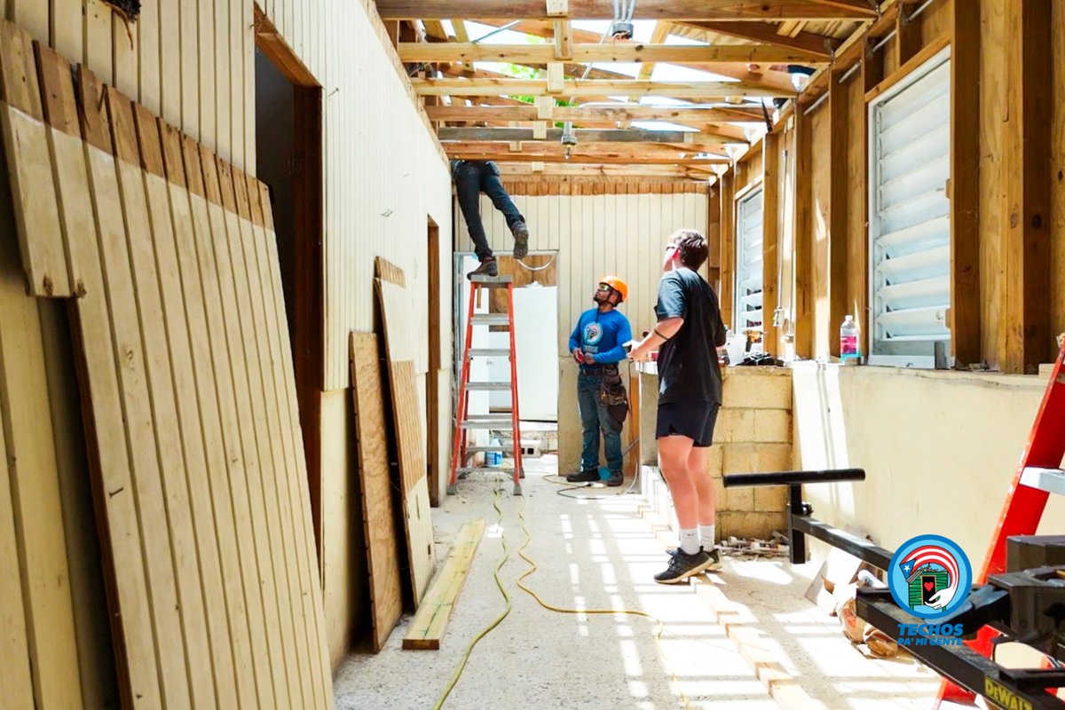 TechosPaMiGente's tweet photo. 🔨✨ Estamos reconstruyendo el caso LDR #27 en Carolina, gracias al esfuerzo y dedicación de los voluntarios de MDS. 💪🏽🏠 

#ReConstruyendoJuntos #TechosPaMiGente #NosMueveElAmor https://t.co/JxorjqDuq5