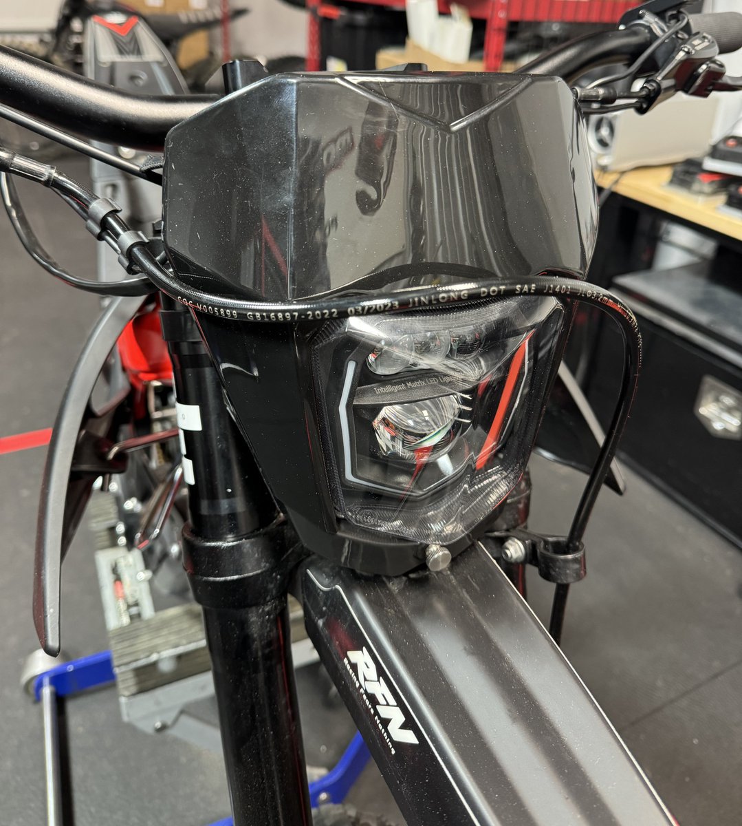 💡Light Up Your Ride with the RFN Headlight Kit! This OEM headlight fits the RFN Ares Rally Pro with 43ah battery and replaces the number plate with a direct fitment.

Shop here ➡️ motoclops.com/rfn-headlight-…
-
-
#Motoclops #RFN #electricbike #ebike #electricbikes #ebikeshop