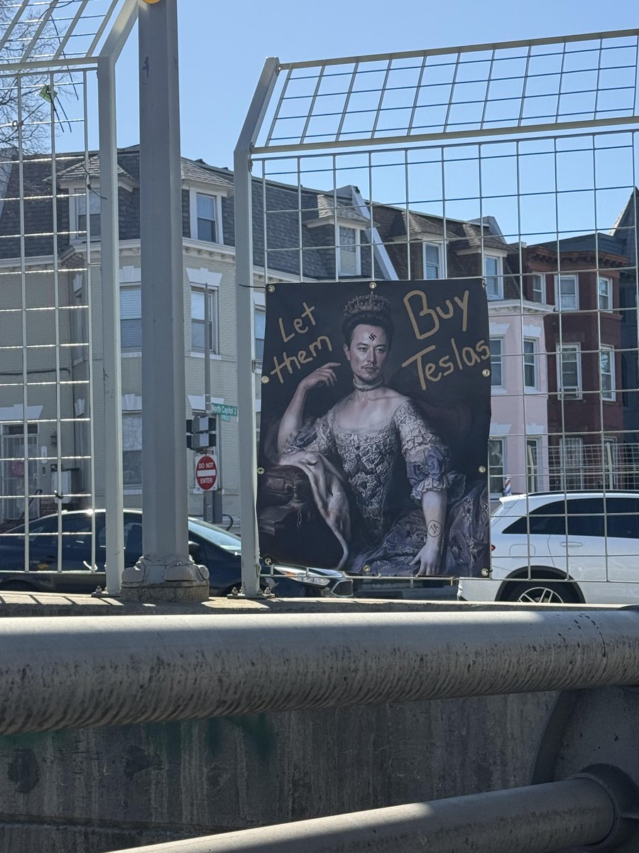 wotchers's tweet photo. Seen in Washington D.C. on North Capitol, on the bridge where Rhode Island Ave crosses over it.
#FoundOnReddit https://t.co/ktlhN8II7W