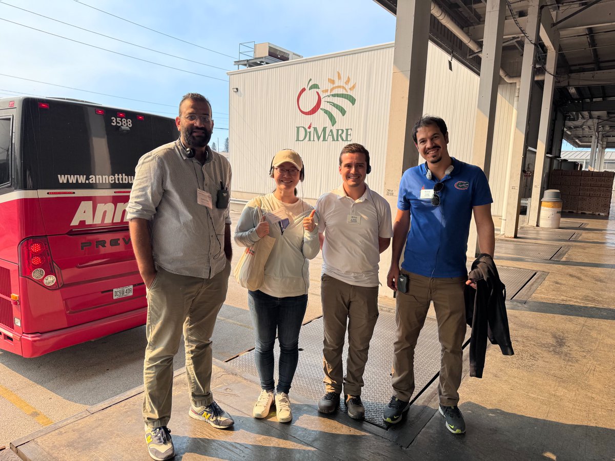 UFHortVegCrops's tweet image. #Scientists from @UFTropical joined the @UFPostharvest&apos;s tour of Homestead (Day 3) to explore 🍅tomato harvest &amp;amp; packing at DiMare Fresh! 🍃👏 @UFPostharvest @ufhorticulture #Postharvest #TomatoProduction #IFASResearch