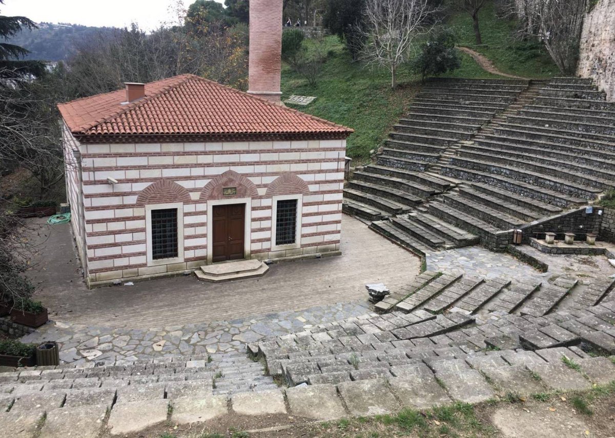 NonnServiam's tweet photo. Bana ”İslam’ı anlat” deselerdi, amfi tiyatronun ortasına dikilmiş olan bu mescidi gösterirdim. https://t.co/c1ZnsIVMgW