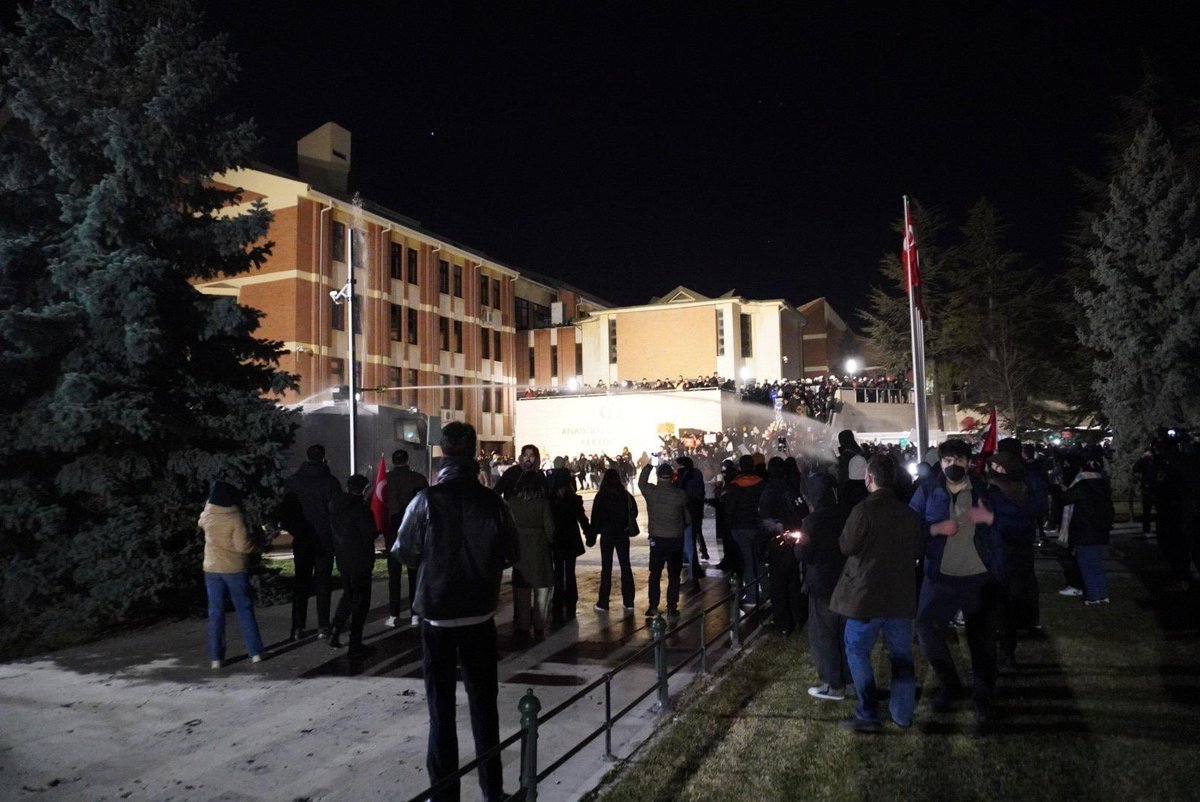 homesickApe's tweet photo. ANADOLU ÜNİVERSİTESİNDE HAPSOLDUK, POLİS KAPIYI KAPATTI İÇERDE KALANLARA SU SIKIYOR 
#eskisehir #direniş #saraçhane https://t.co/s9tiVkw2Ku
