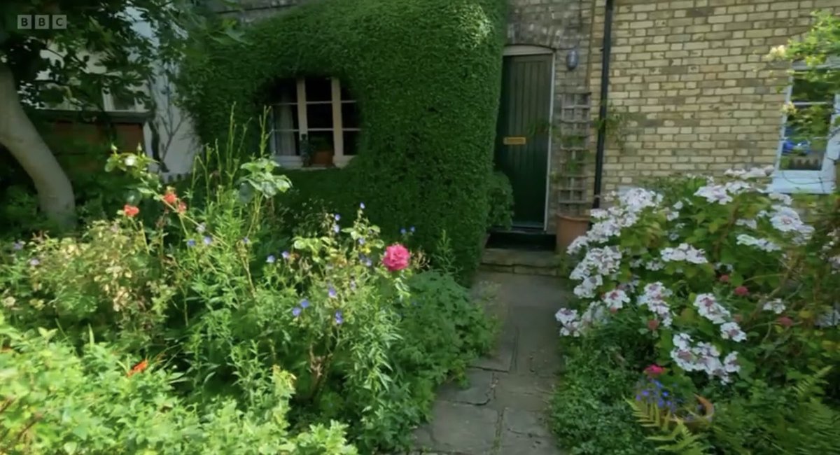 FMLdizzyAF's tweet image. I absolutely love this window it made me daydream #GardenersWorld