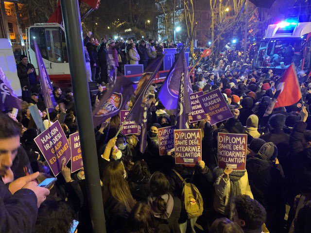 Her gün kazanılmış haklarımıza el uzatanlar, bu kalabalığa iyi baksın. İradesini yok saydığınız halk işte burada.

Hukuksuzluğun ve eşitsizliğin karşısında kimse asla yalnız yürümeyecek.⭐️