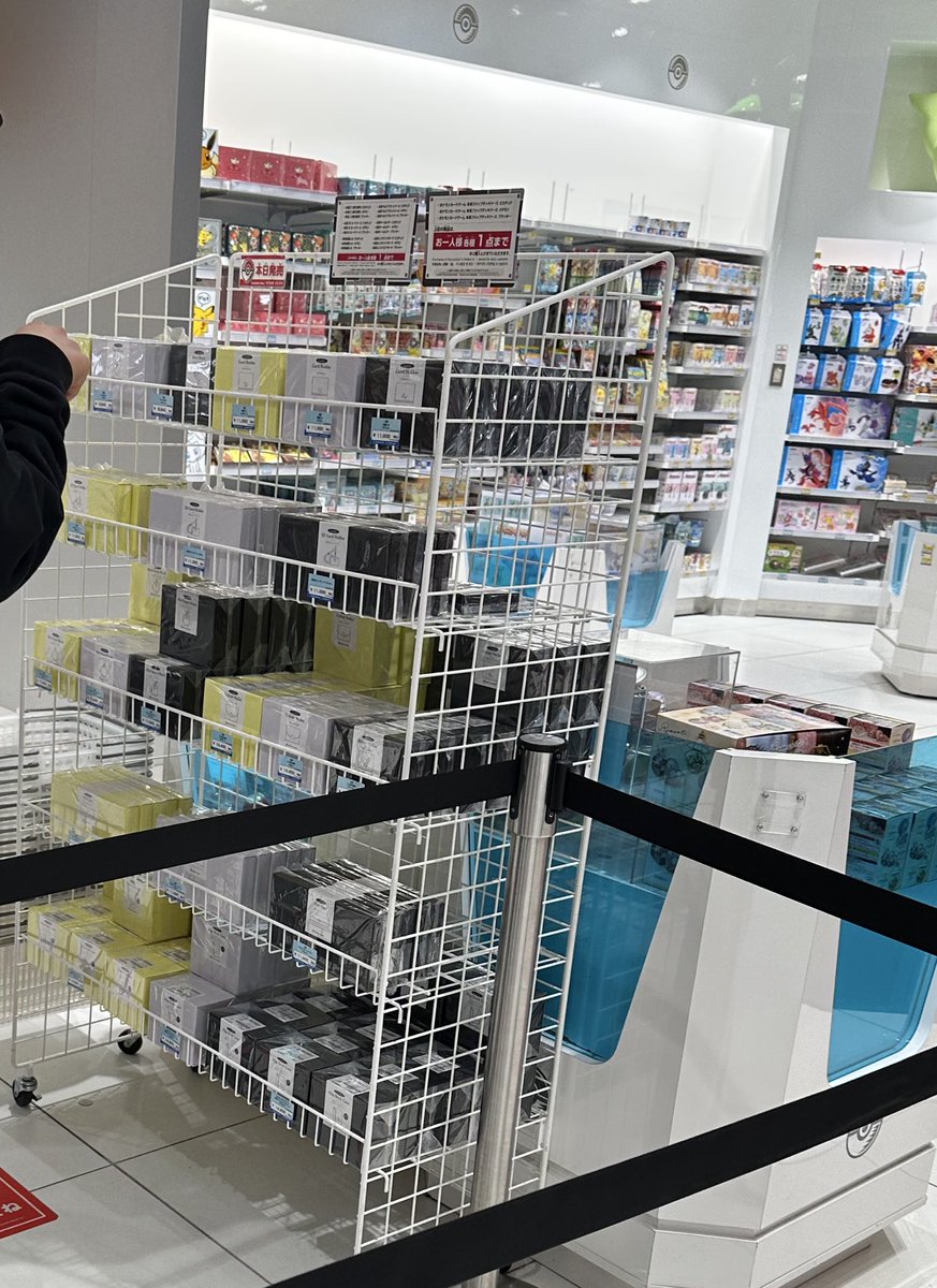 61482_38's tweet photo. ポケセンの本革商品はレジ先頭で口頭での購入でした。

在庫があるのかわからないけど、めちゃくちゃ少なくないか？って焦った https://t.co/jFTAvdZnFB