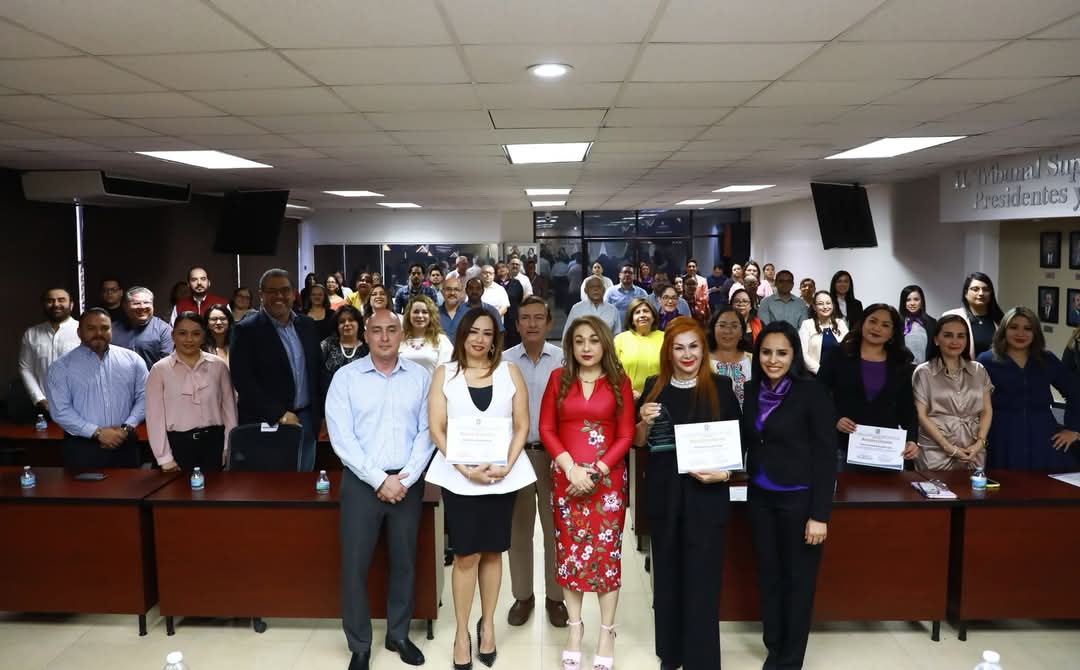 EntéraTEEBCS 🔊
⚪ Asistió la Magistrada Presidenta, Sara Flores de la Peña, así como la Secretaria General de Acuerdos, Alma Alicia Ávila Flores a la premiación del 2do Concurso de Sentencias con Enfoque de Género, No Discriminación y Derechos Humanos", organizado por el PJBCS.