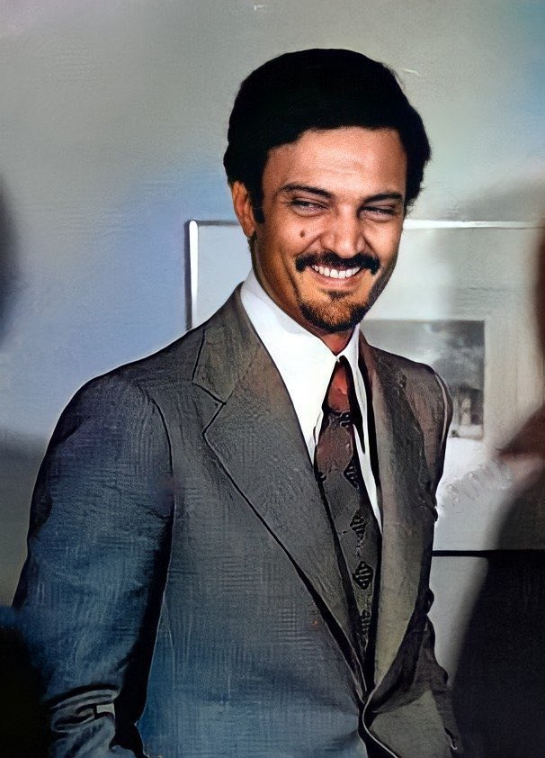 تبكي عليه المملكة . . . . والعروبه
وتبكي عليه المرجلة . . والسياسة

 #ذكرى_وفاة_سعود_الفيصل