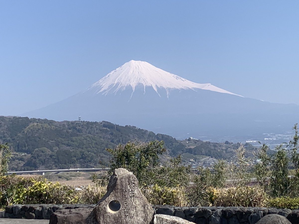 KatzSimrace's tweet photo. 今日は息子の引越しで静岡に。
富士山はやはり特別な存在感があり��すね。
いろいろ片付いてきたので、ニュル24hとNASCARジャパンシリーズに向けて始動します🏎️🔥
みなさんお手柔らかに😶 https://t.co/9eCyCPZBEe