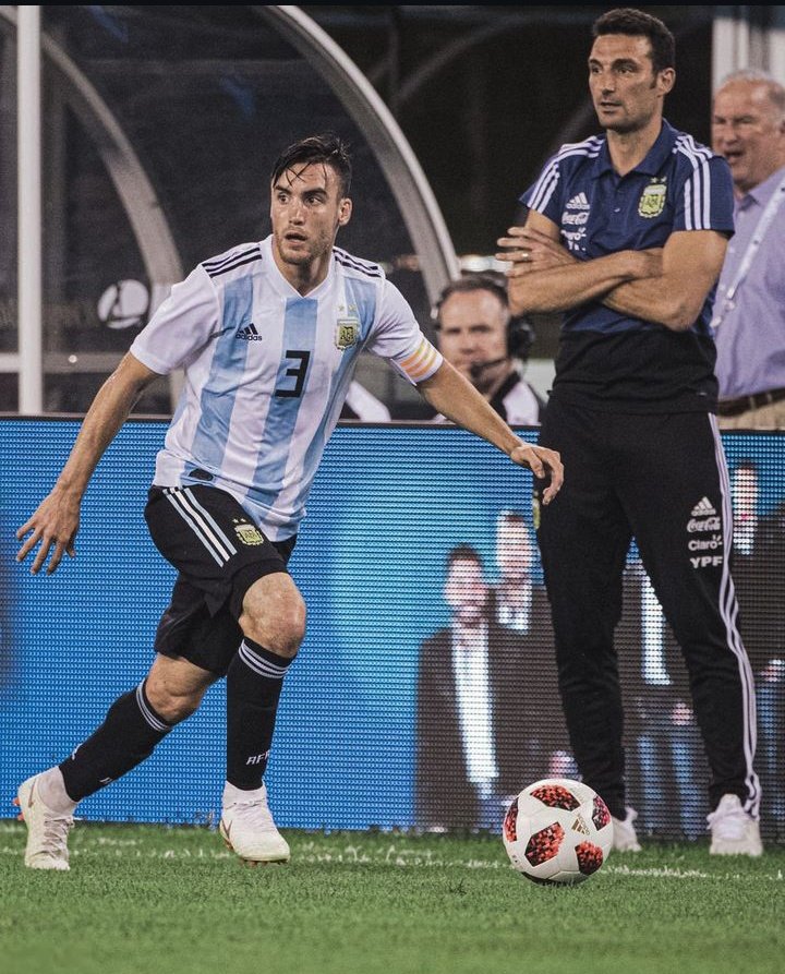 La cinta le queda pintada al mejor lateral izquierdo de la selección argentina en todo el siglo XXI