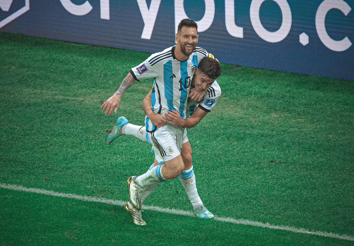 Lesionado Messi? No pasa nada
Lesionado Lautaro? No pasa nada
Hay que correr? No pasa nada
Hay que hacer jugar? No pasa nada

EXHIBICIÓN de JULIAN ALVAREZ contra Uruguay, JUGANDO de TODO y haciendo TODO. Bandera, emblema y director de orquesta de Argentina. Próximo Balon de Oro.