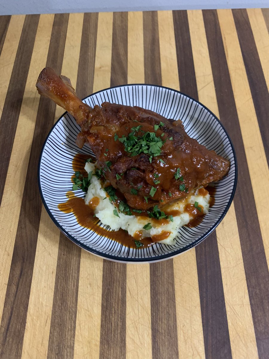 dallascarlson's tweet image. Braised lamb shank.
.
#homechef #cheflife #truecooks #chefdallascarlson #killinitinthekitchen #makinmygrandmasproud