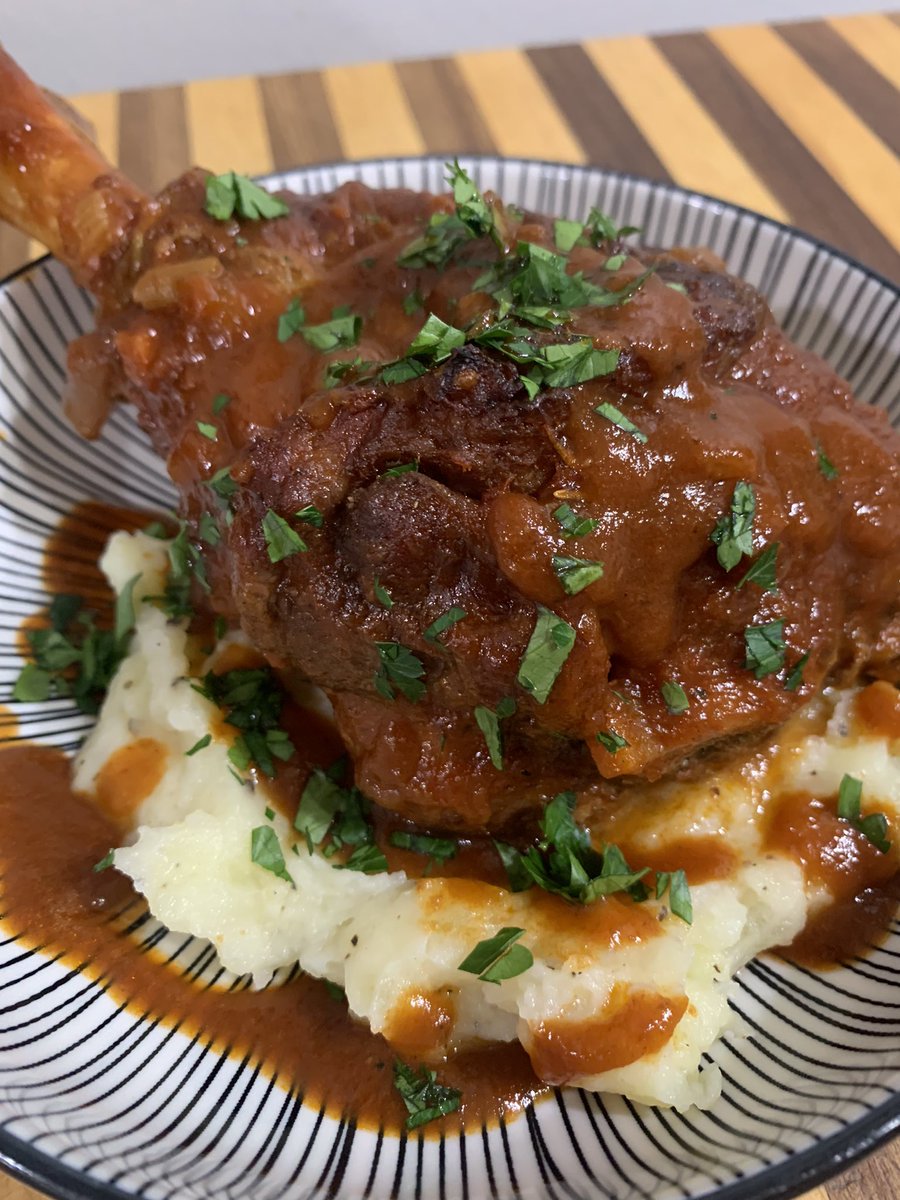 dallascarlson's tweet image. Braised lamb shank.
.
#homechef #cheflife #truecooks #chefdallascarlson #killinitinthekitchen #makinmygrandmasproud