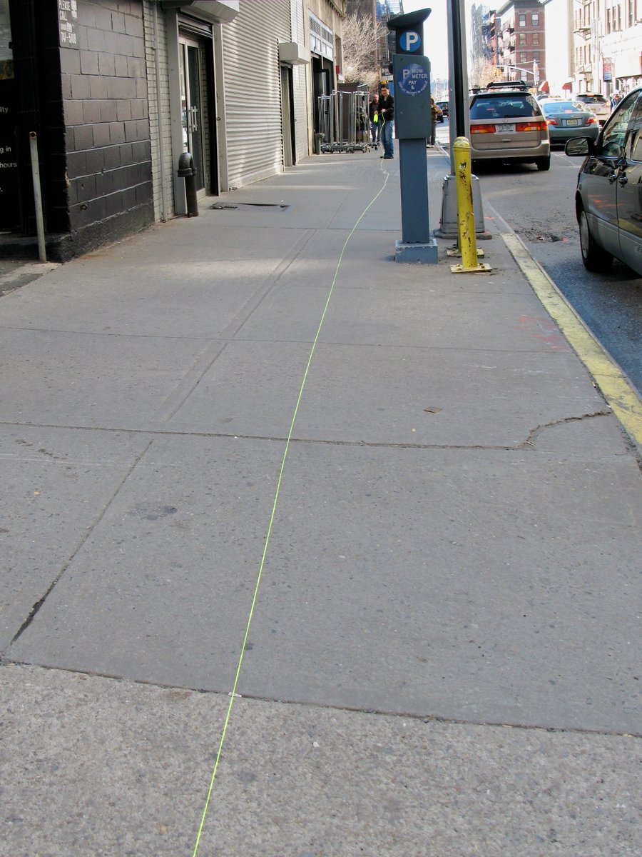 frame
21 March 2008
The 38th-39th St / 8th-9th Ave block, Manhattan

６ヶ月のニューヨークでの滞在が始まった頃、マンハッタンの一区画を紐で囲む《frame》を実施。併せて、このブロックに対する所有権と反所有権の証書をそれぞれ発行した。