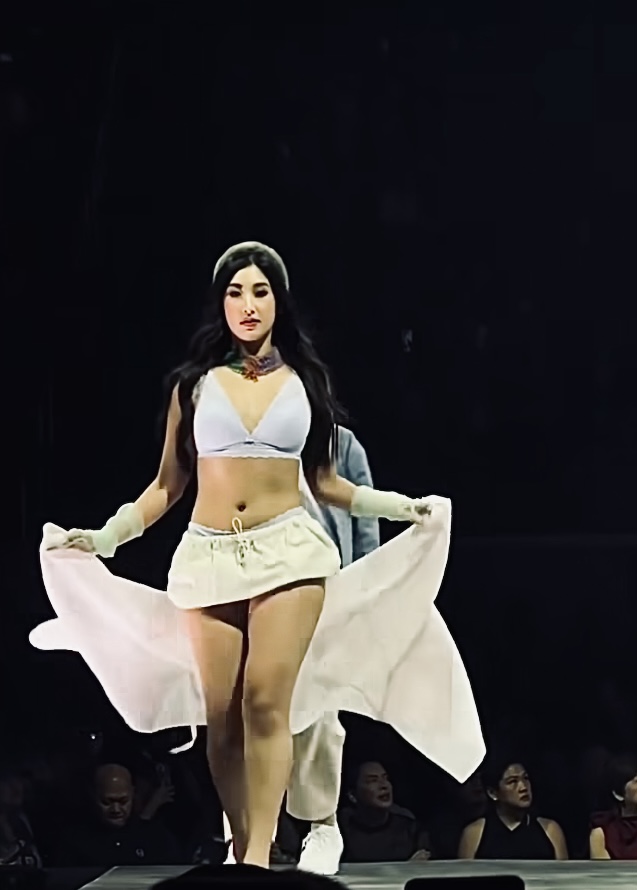 _standrealph's tweet photo. mom i wanna be her https://t.co/tYdsCBA59K