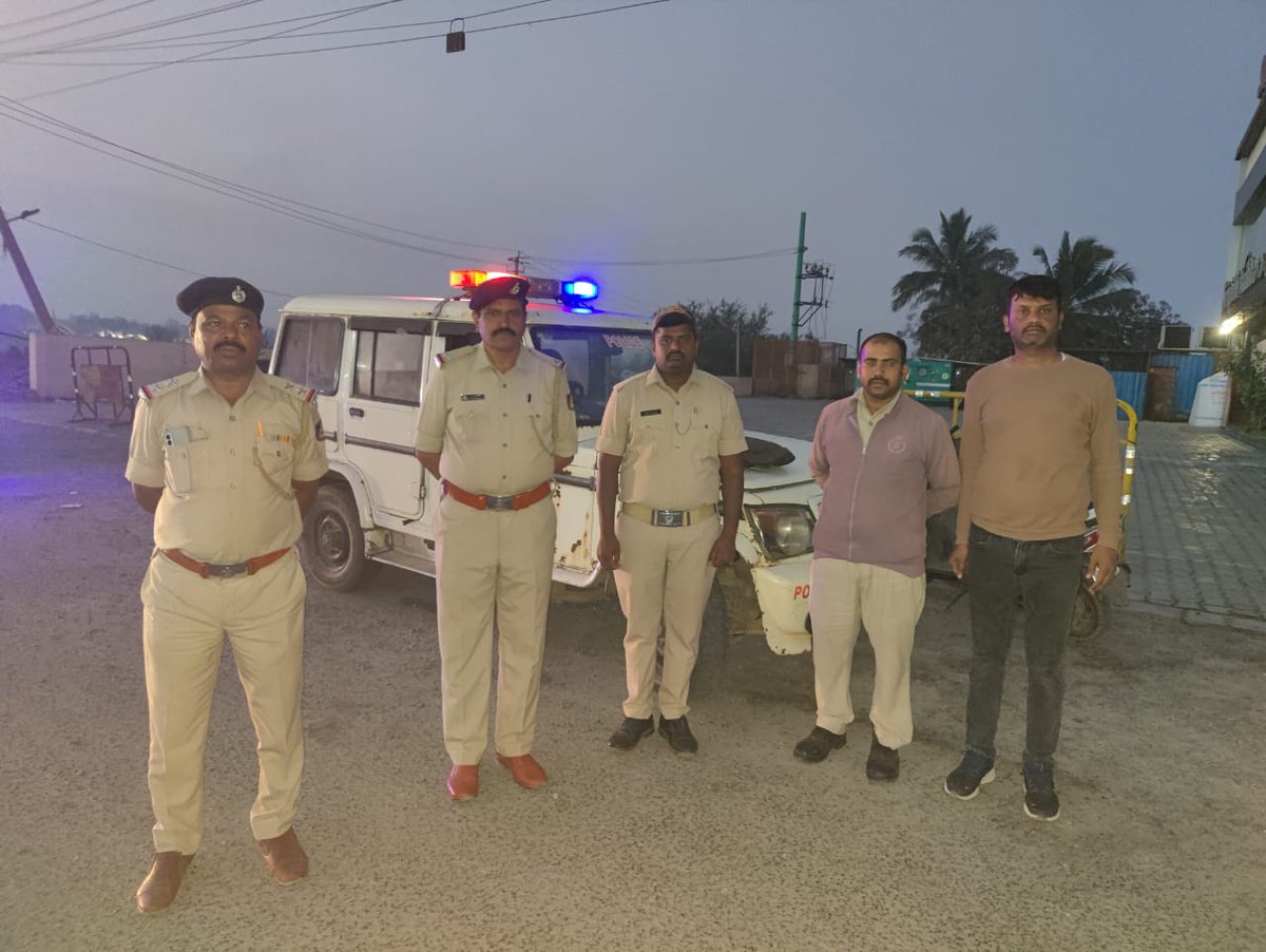 AttibelePS's tweet image. ಈ ದಿನ ಕನ್ನಡ ಸಂಘಟನೆಗಳು ಕರ್ನಾಟಕ ಬಂದ್ ಕರೆ ನೀಡಿರುವ ಸಂಬಂಧ ಅತ್ತಿಬೆಲೆ ಪೋಲಿಸ್ ಠಾಣೆ ವ್ಯಾಪ್ತಿಯಲ್ಲಿ ಸೂಕ್ಷ್ಮ ಪ್ರದೇಶಗಳಲ್ಲಿ ಪೊಲೀಸ್ ಬಂದೋಬಸ್ತ್ ನಿಯೋಜಿಸಲಾಯಿತು.
#karnatakaband #kannada #karnatakaborder
#Attibele #anekal #Bengaluru #Bengaluru_rural #Bengaluru_rural_police #Bengalurururalpolice