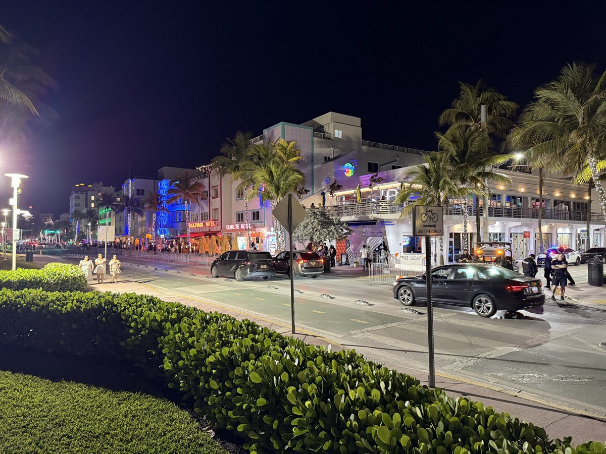 OfficialJoelF's tweet image. Spring break in South Beach. Same spot I was standing on March 20, 2021 vs today