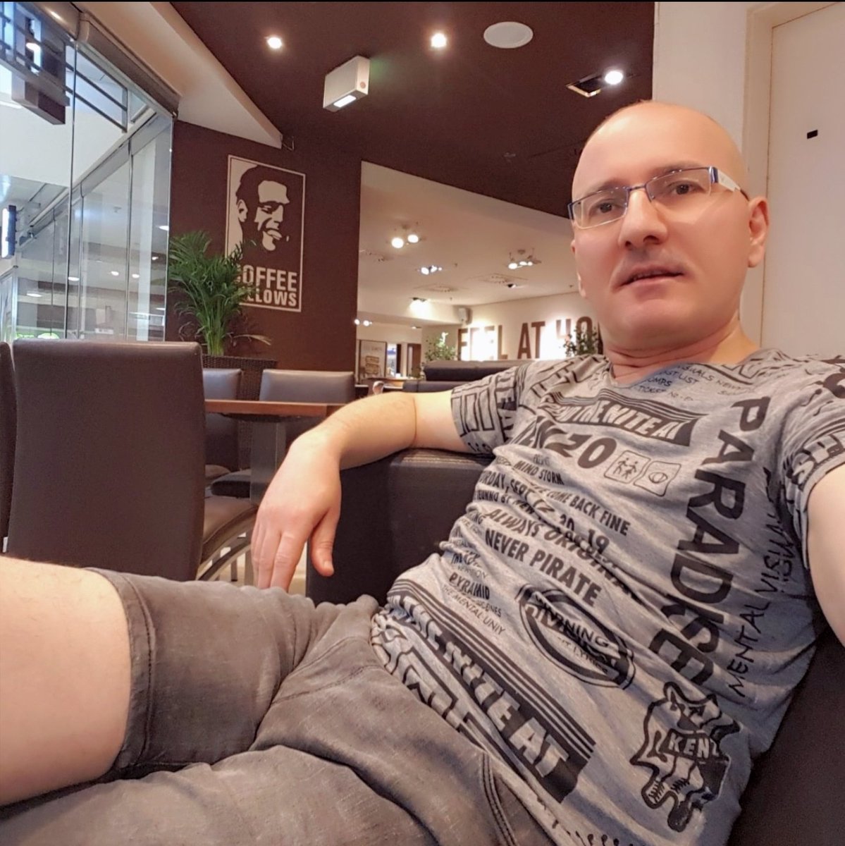 وكأنك في خلاف أبدي مع الحب، إما أن تجد من يحبك وأنت لا تحبه، أو أنك تحب من لا يحبك. ولو شاء القدر والتقيت بمن يحبك وتحبه، لن تحبكم الحياة معًا.
N@N@