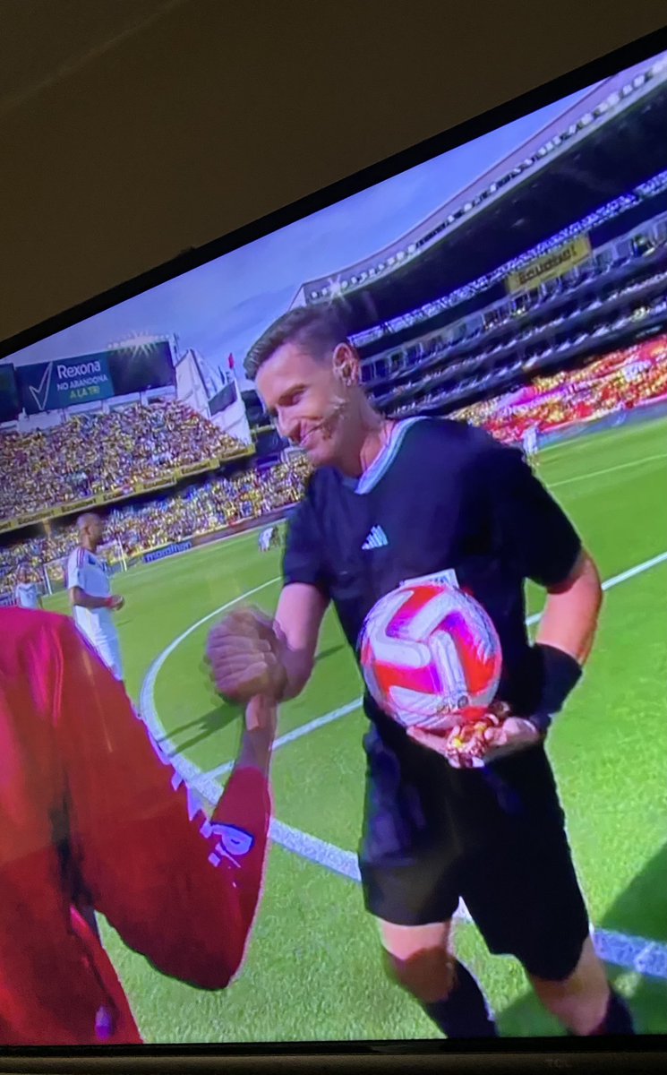 MFMC_17's tweet image. Mi infancia en el partido de Ecuador 🇪🇨 
🚨 Histórico 🚨 
El carrito de pingüino ingresó a la cancha y entregó el balón 🥹 que lindo momento para todos nosotros… ¿Este es el día en que el fútbol cambio para siempre? 😮👏🏻 #pinguino