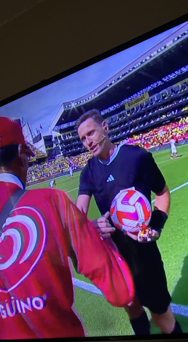 MFMC_17's tweet image. Mi infancia en el partido de Ecuador 🇪🇨 
🚨 Histórico 🚨 
El carrito de pingüino ingresó a la cancha y entregó el balón 🥹 que lindo momento para todos nosotros… ¿Este es el día en que el fútbol cambio para siempre? 😮👏🏻 #pinguino