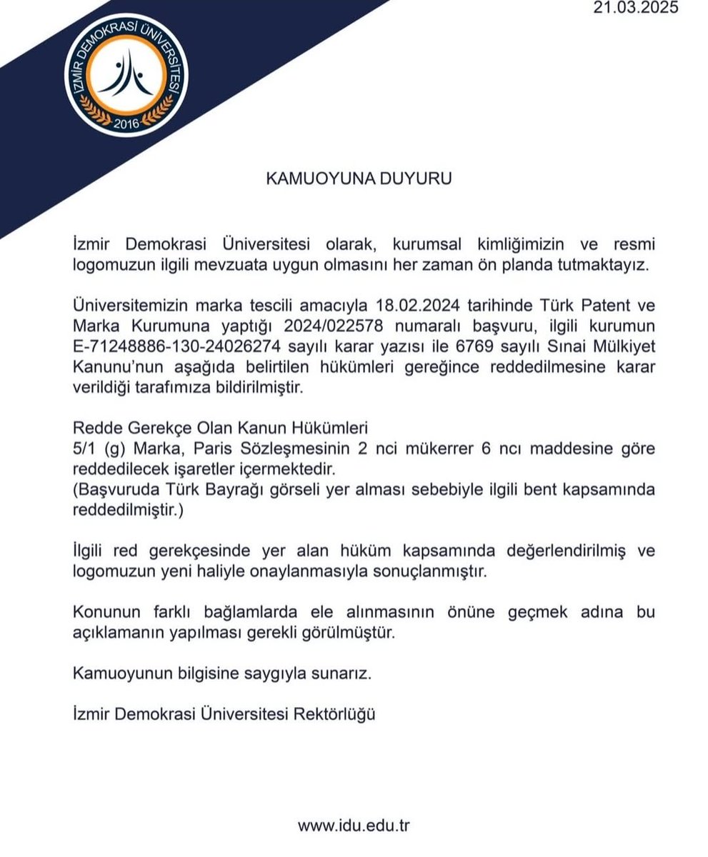 Tg_rak's tweet photo. Az önce dmden bir arkadaşımız yazdı. Mesajını aynen yayınlıyorum.

"Merhabalar, bunu paylaşmanızı rica ediyorum sizden,lütfen.
İzmir Demokrasi Üniversitesinin logosundan Türk bayrağı kaldırıldı. Üstelik böyle bir zamanda tesadüf olamaz.
Lütfen sesimizi duyurur musunuz?" https://t.co/NT2KjtoOii