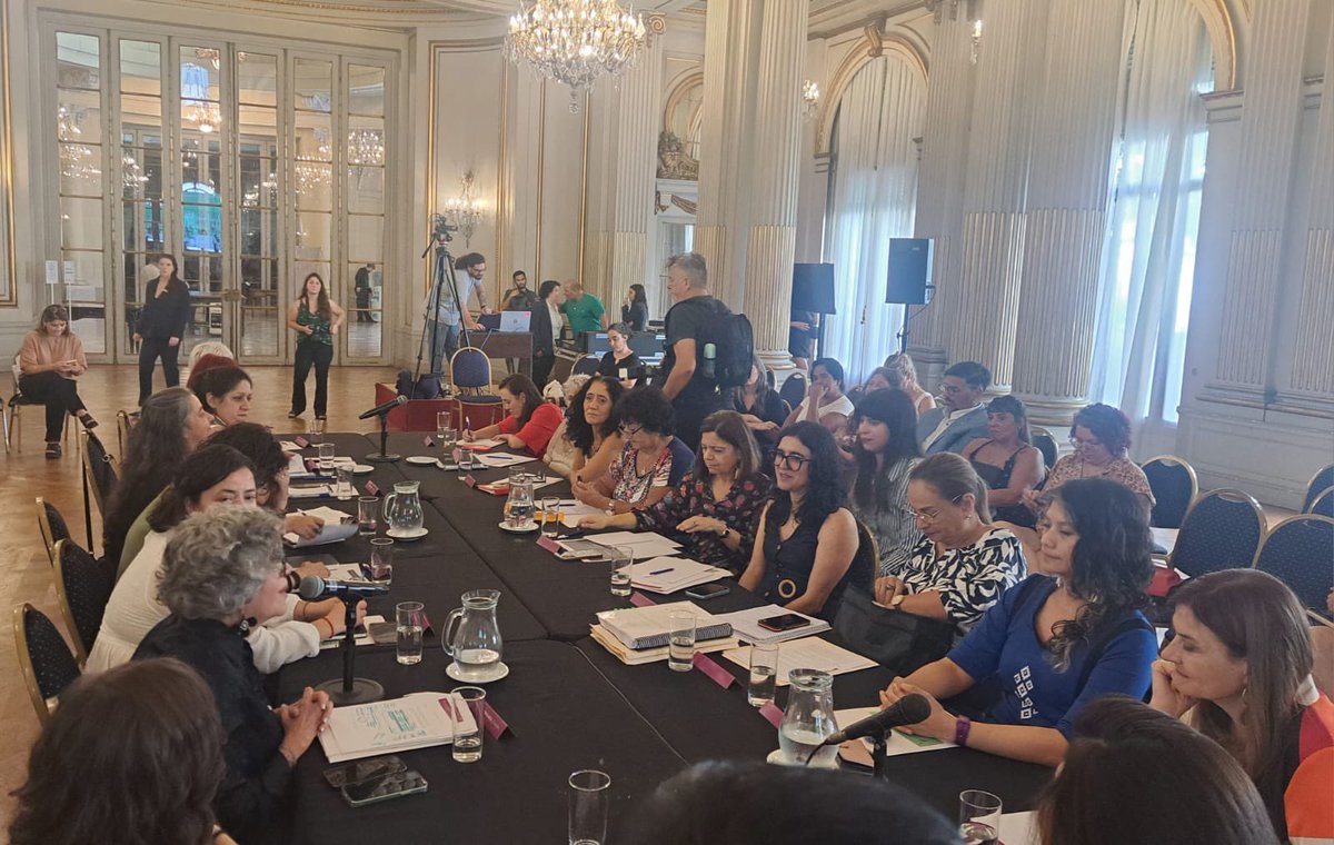 La Embajada acompañó a la Consejera Presidencial Lourdes Castro y a la Subdirectora de la Agencia Nacional de Tierras Aura Patricia Bolívar, quienes participaron como panelistas en el Foro de lideresas por los Derechos Humanos, en la Legislatura Porteña.