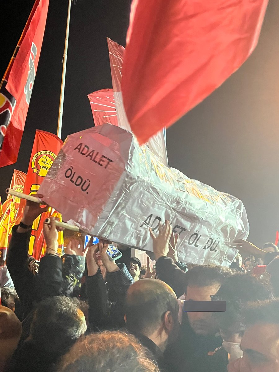 _opmopyok's tweet photo. Kriz anında bile bu mizah seviyesine sahip olan gençleri nasıl yeneceksin ki? Yenemezsin...
#ODTÜDireniyork 
#sarachanedeyiz https://t.co/hmd9A5DSND