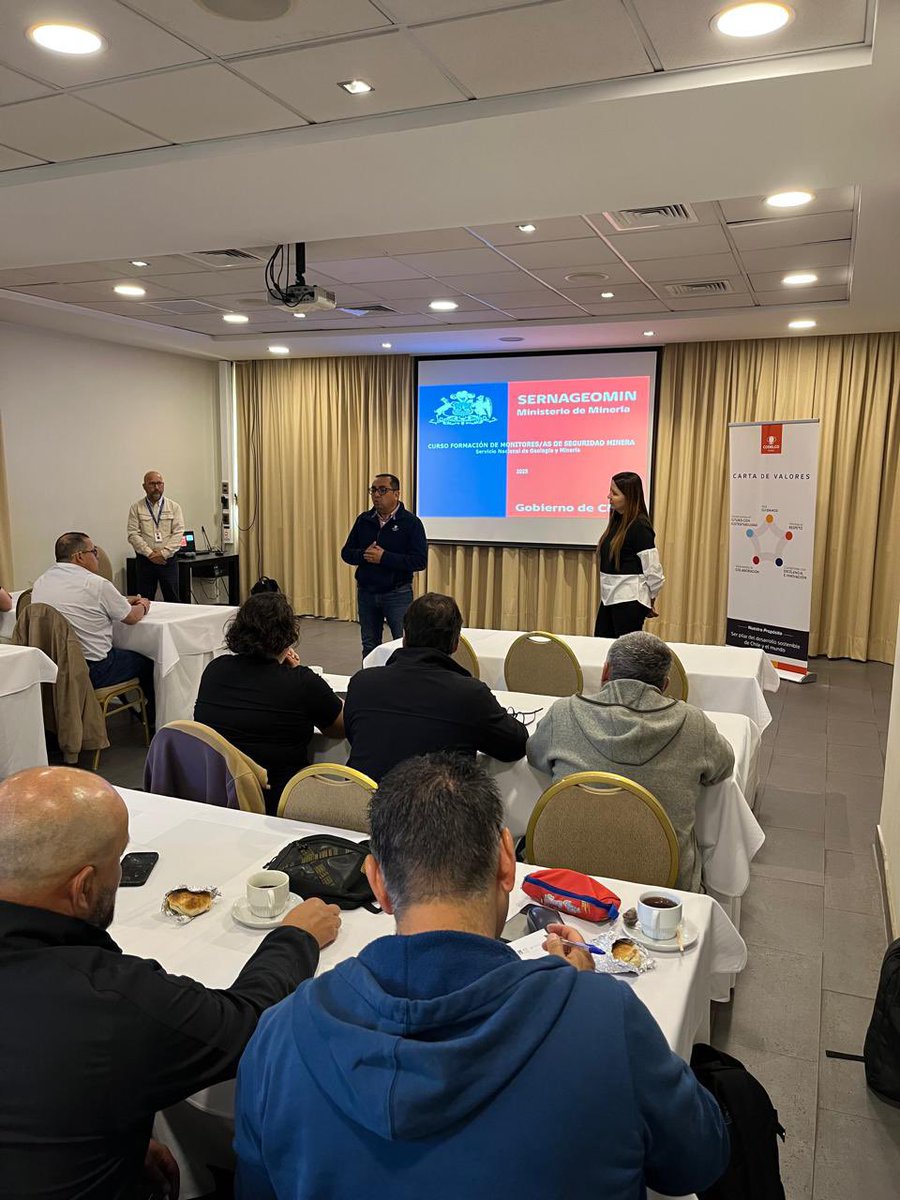 sernageomincl's tweet photo. #Capacitando | Esta semana, profesionales de nuestro Centro de Capacitación, realizaron un curso de Monitores de Seguridad Minera para equipo de @CodelcoChile División Andina, donde se les entregaron herramientas preventivas para realizar gestión de seguridad y salud ocupacional. https://t.co/2vJUVKrB62