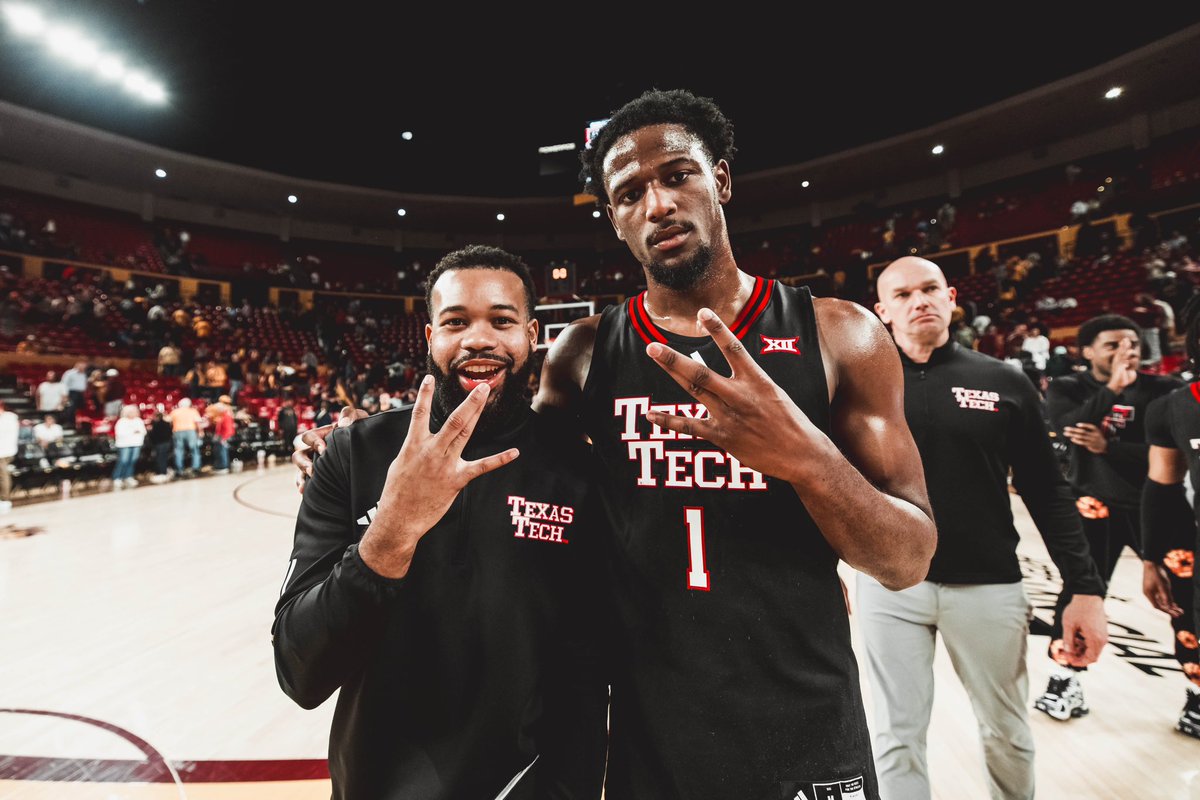 twesssttt3's tweet image. One shot, one moment, one dance. #MarchMadness