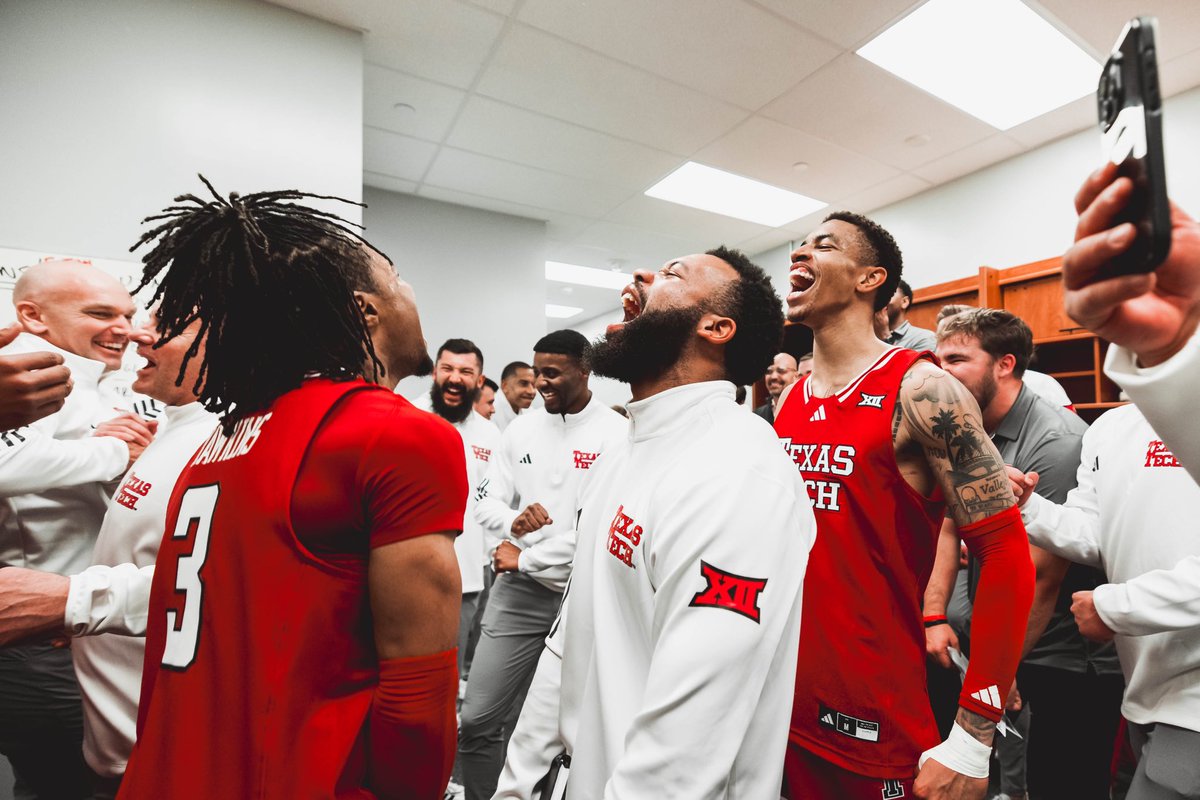 twesssttt3's tweet image. One shot, one moment, one dance. #MarchMadness