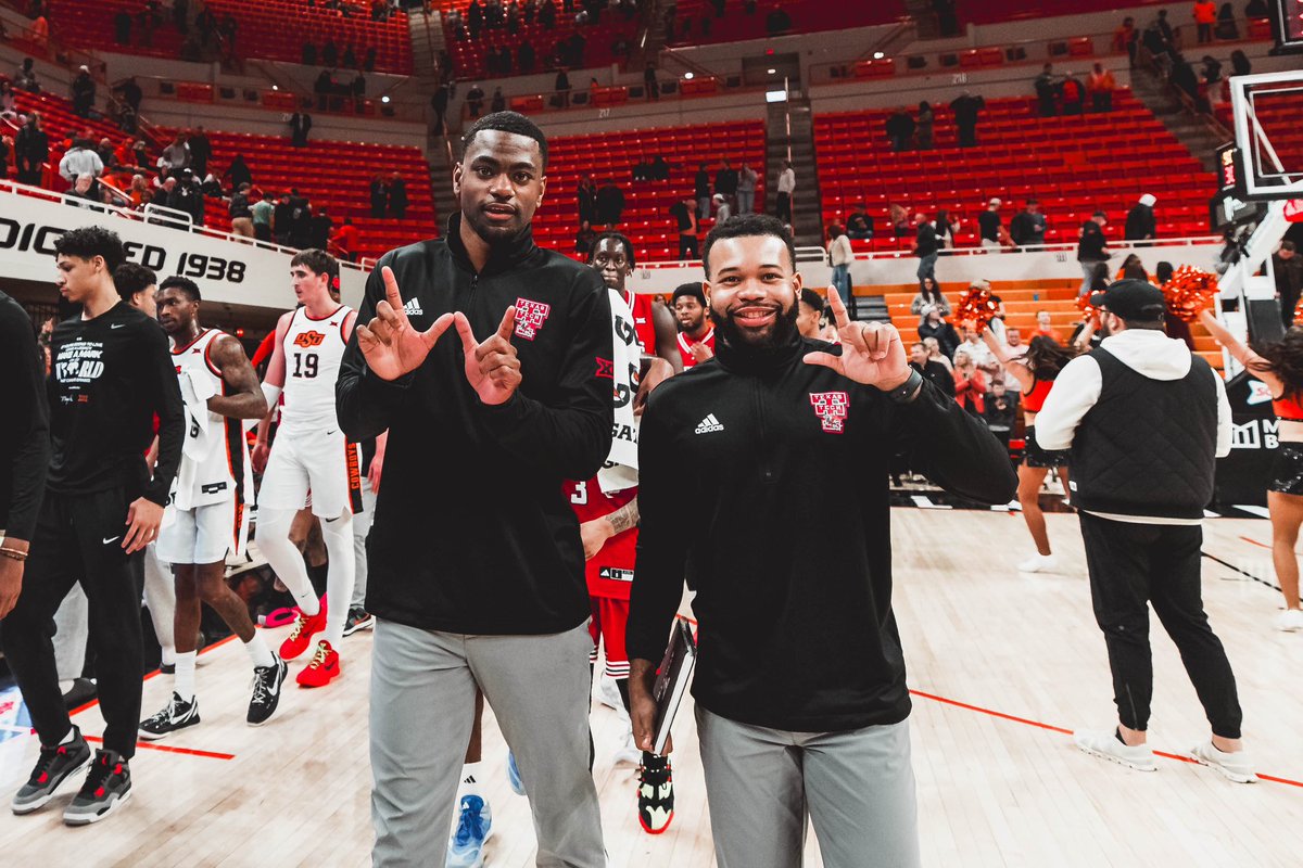 twesssttt3's tweet image. One shot, one moment, one dance. #MarchMadness