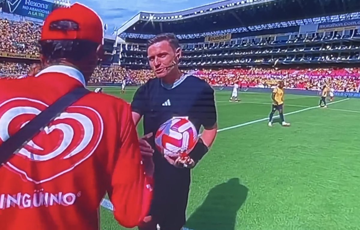 annabelenmusic's tweet image. Amigos, Tengo el❤️ chiquito
Hoy en el partido 🇪🇨 vs 🇻🇪 
Don Guerrero, un vendedor de helado Pingüino, desde hace años 
En la Cancha le regaló al árbitro un helado y luego de eso el balón con el que están jugando ahora el partido 🥺no me imagino su emoción 💛💙❤️  #pinguino