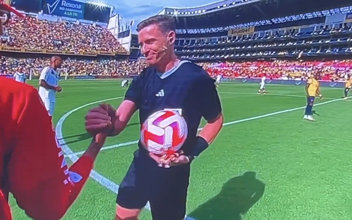 annabelenmusic's tweet image. Amigos, Tengo el❤️ chiquito
Hoy en el partido 🇪🇨 vs 🇻🇪 
Don Guerrero, un vendedor de helado Pingüino, desde hace años 
En la Cancha le regaló al árbitro un helado y luego de eso el balón con el que están jugando ahora el partido 🥺no me imagino su emoción 💛💙❤️  #pinguino