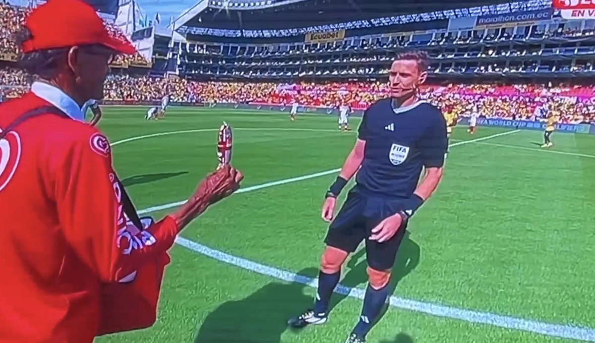 annabelenmusic's tweet image. Amigos, Tengo el❤️ chiquito
Hoy en el partido 🇪🇨 vs 🇻🇪 
Don Guerrero, un vendedor de helado Pingüino, desde hace años 
En la Cancha le regaló al árbitro un helado y luego de eso el balón con el que están jugando ahora el partido 🥺no me imagino su emoción 💛💙❤️  #pinguino