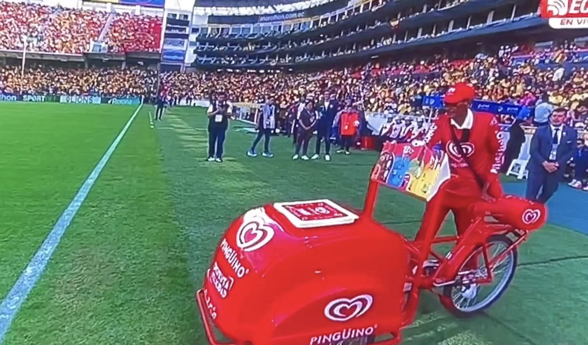 annabelenmusic's tweet image. Amigos, Tengo el❤️ chiquito
Hoy en el partido 🇪🇨 vs 🇻🇪 
Don Guerrero, un vendedor de helado Pingüino, desde hace años 
En la Cancha le regaló al árbitro un helado y luego de eso el balón con el que están jugando ahora el partido 🥺no me imagino su emoción 💛💙❤️  #pinguino