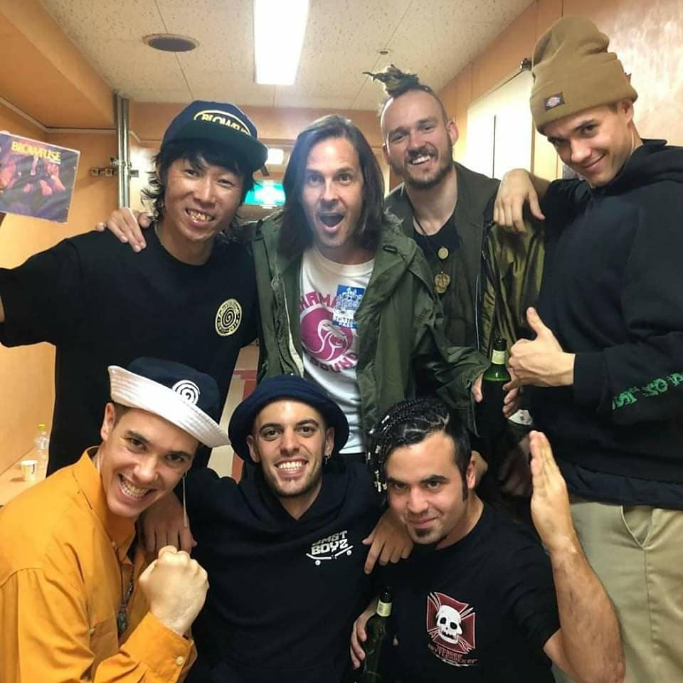 BLOWFUSEは初来日で、SHADOWSやHi-STANDARD、QUICKSANDといった憧れのミュージシャンたちに会い、彼らと共演すると意気込んで頑張っていました。

そうして、バンドはNOFXやBad ReligionのOAとして地元でライブするまでに成長してきました。彼らの努力は本物でした! 最後の作品、楽しみに待ちます。