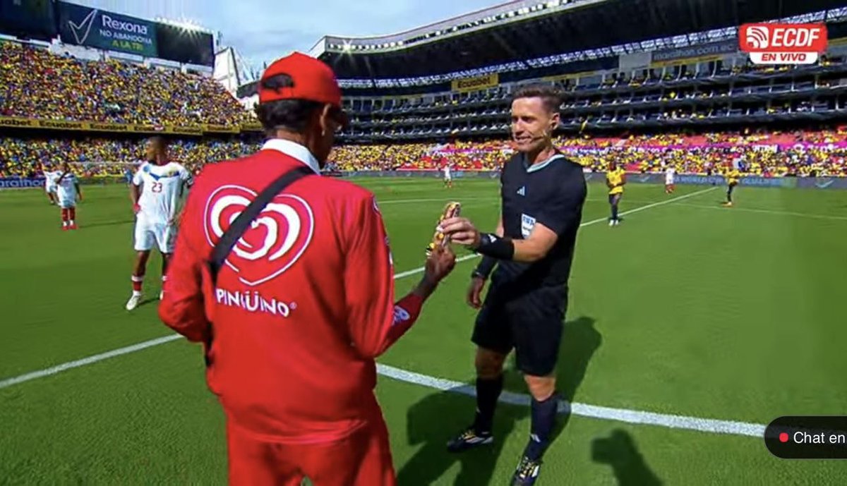 Que increíble esto! Jajaa 

Pingüino lo volvió a hacer y un carrito entro a la cancha 🐧⚽️

Son lo maximo! 😆 #Pinguino