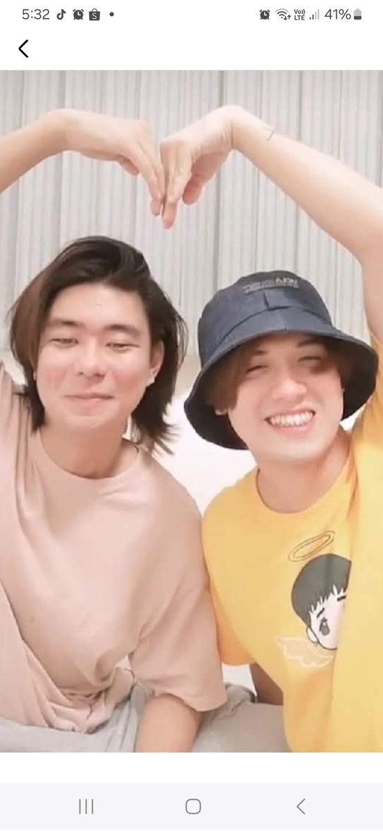 PearlCharie19's tweet photo. @alyssayurisays @PressHitPlay The signature pose of @xxivchrls  and @yuukigito_  😄

May braces pa yata si Bebe Boi diti eh.

#PHPThrowback #ForBabyPearls
@PressHitPlay  #Press_Hit_Play https://t.co/vwluMTrOXh