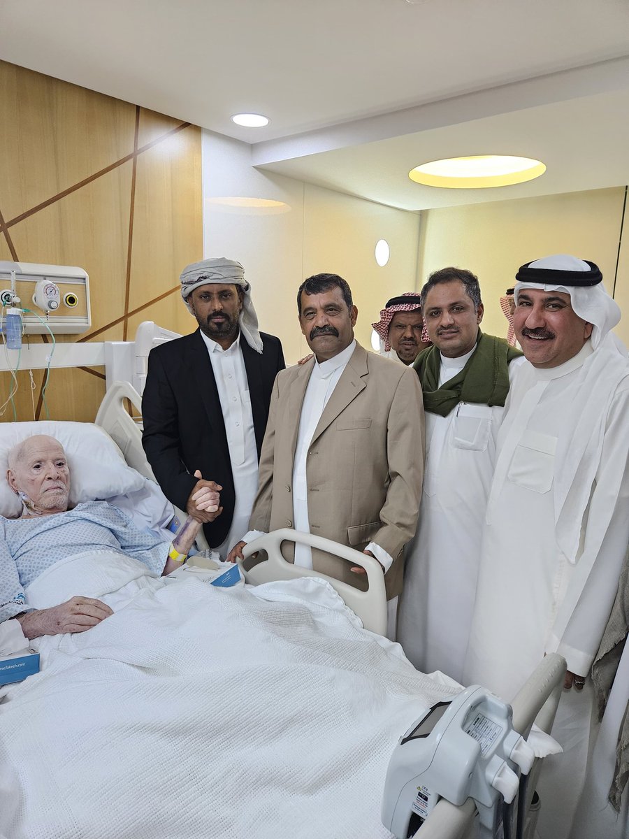 m_baj00's tweet photo. رئيس حلف قبائل حضرموت، الشيخ عمرو بن حبريش، برفقة اللواء مبارك العوبثاني، قائد قوات حماية حضرموت، ومنصب حضرموت المنصب أبوبكر باوزير، والشيخ سالم بن عامر النهدي، قاموا بزيارة للحكم صالح بن علي بن ثابت في مستشفى فقيه بمدينة جدة، وكان في استقبالهم الحكم عبدالرب بن ثابت.

وخلال اللقاء، كانت هموم حضرموت محور النقاش، حيث أكد الحكم صالح بن ثابت أن قبائل نهد تُعد جزءًا لا يتجزأ من حلف قبائل حضرموت، مشيرًا إلى أن رجالها على أتم الاستعداد للتعامل مع أي طارئ.

#مزاحم_باجابر